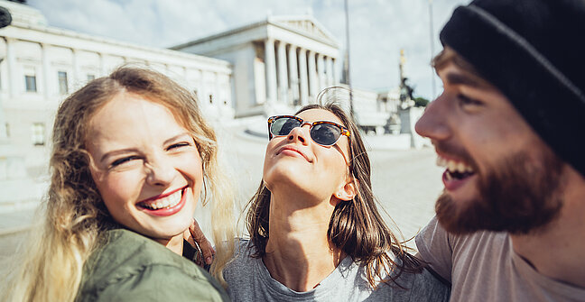 Junge Menschen vor Parlament