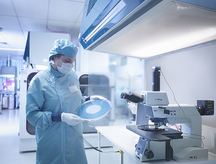 Person mit Schutzkleidung in Labor