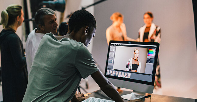 Art_director_checking_the_photos_on_a_monitor