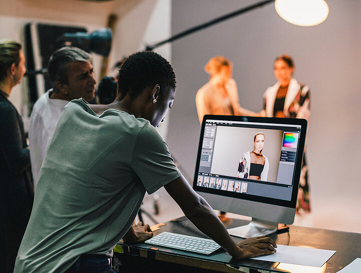 Art_director_checking_the_photos_on_a_monitor