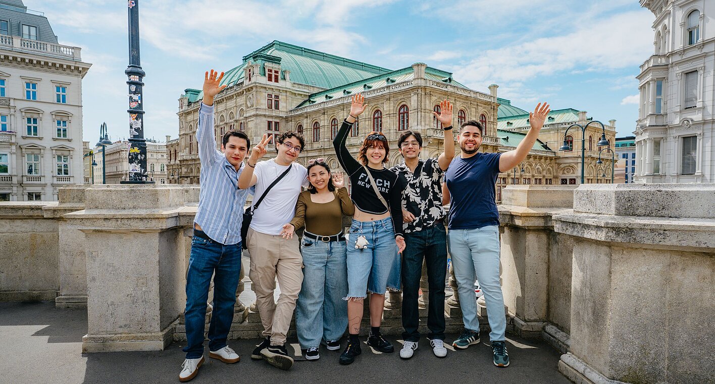The winners of the AI hackathon got to know Vienna from different perspectives. Here they are standing in front of the Albertina in Vienna’s First District.