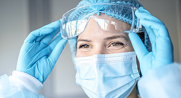 Frau mit Schutzbrille