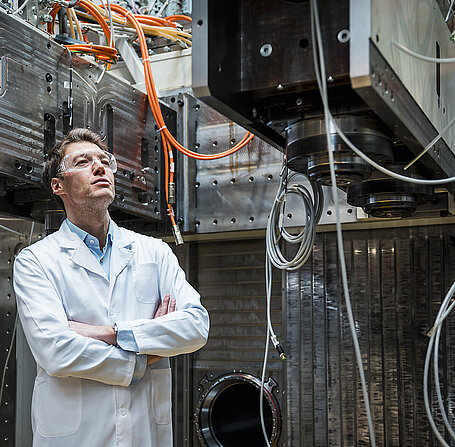 Mann betrachtet Maschinen